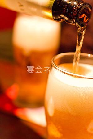 ビールを注いでる様子