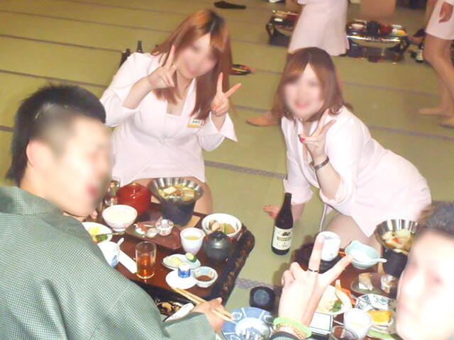 男性二人と女性二人の宴会