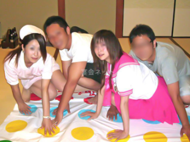 ツイスターゲームで遊ぶ4人の男女