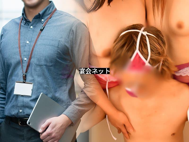 真面目な男性と弾けたピンクコンパニオン宴会を楽しむ男性