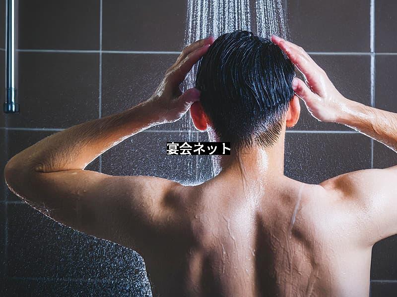 シャワーを浴びる男性