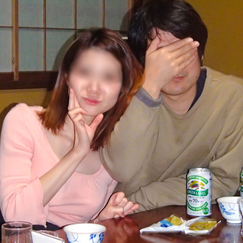 顔を隠す男性と女性