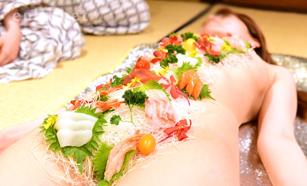 女体盛りに扮する女性