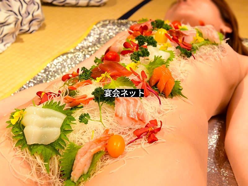 女体盛り、お刺身を体の上に乗せているピンクコンパニオン
