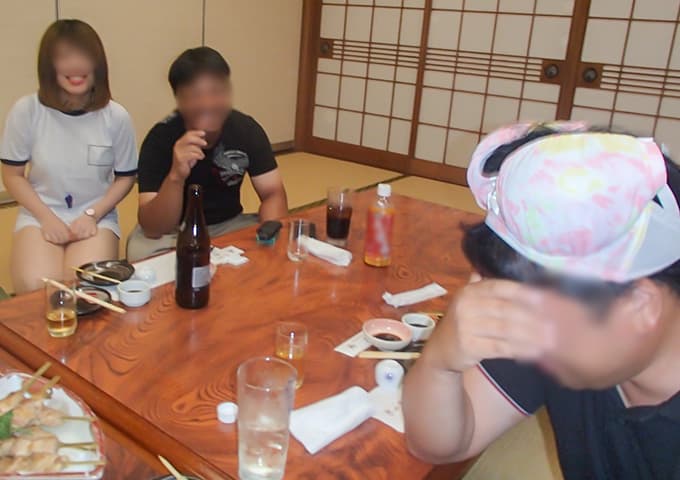 ブラジャーを頭にかぶる男性と恥ずかしがっている女性