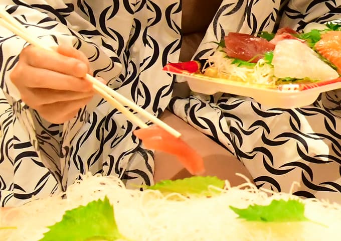 女体盛りを摘む男性
