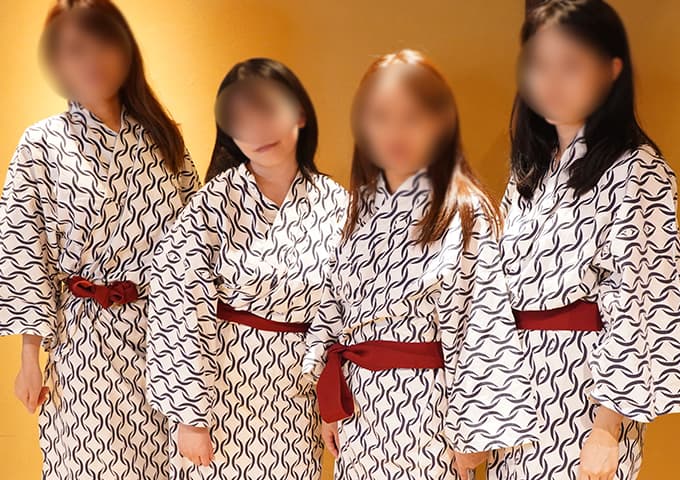 浴衣を着て登場した女性たち