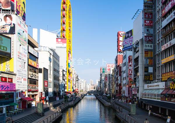 大阪市内の道頓堀の街並み