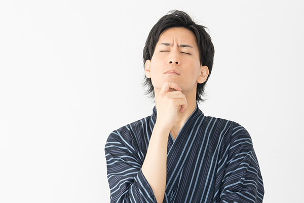 考え込む男性