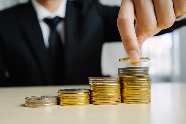 お金を数える男性