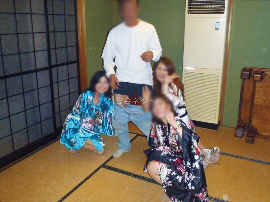和服を着た女性とズボンを脱いでいる男性