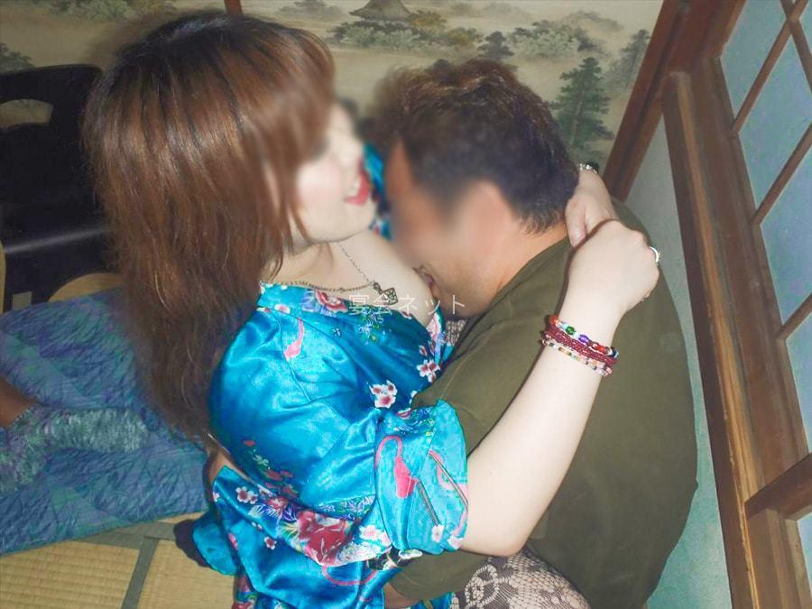 抱き着く男女