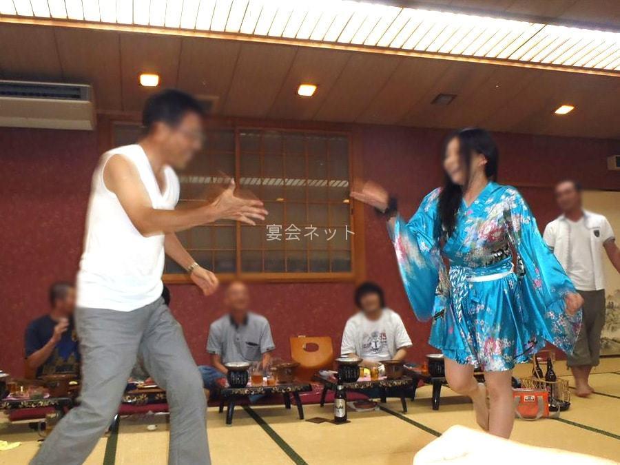 じゃんけんをする男女