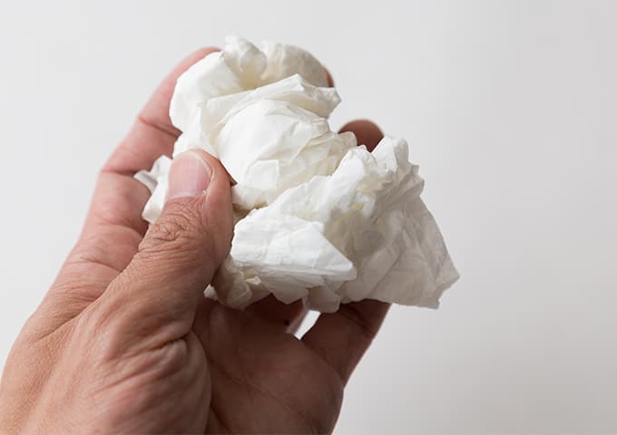 ティッシュ握りしめる男性