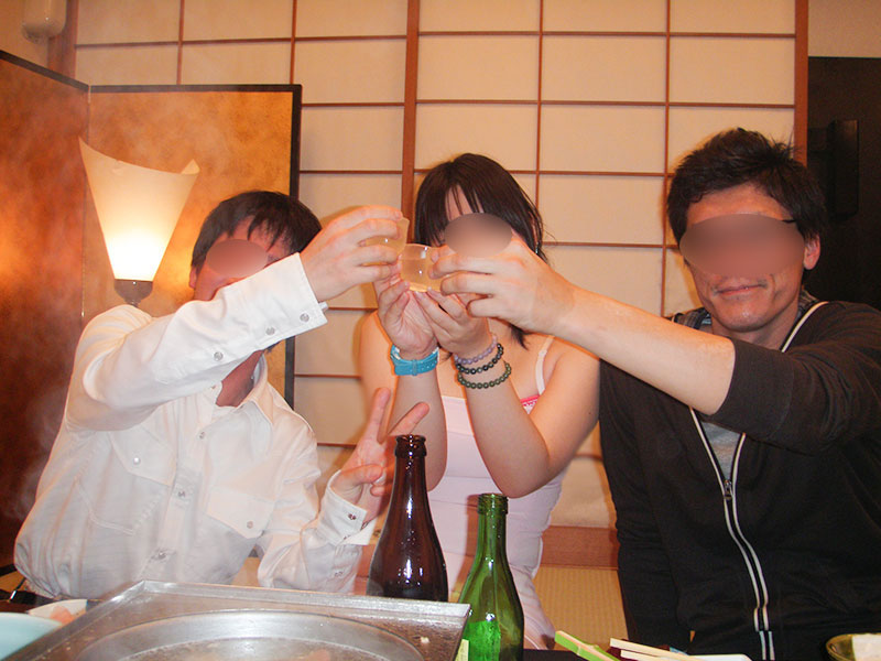 楽しそうに乾杯をする女性と男性二人