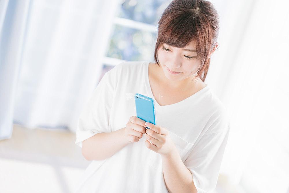 携帯を触る女性