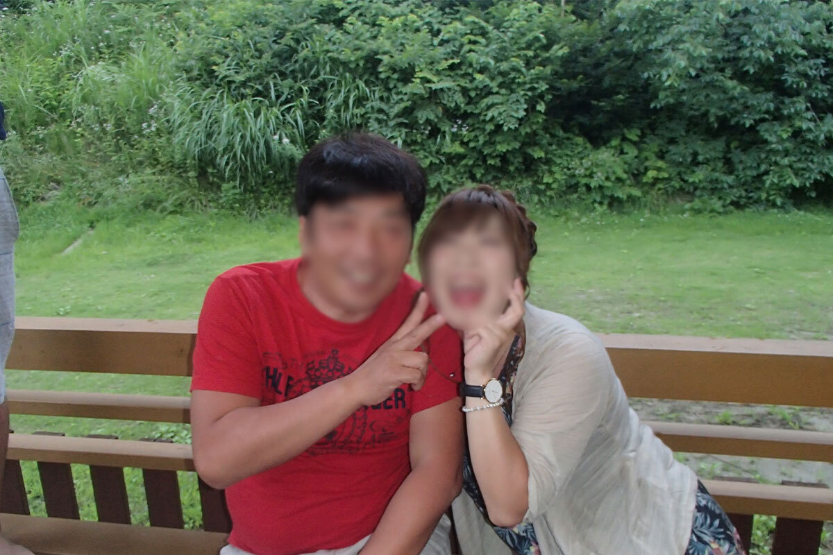 ピースするコンパニオンと男性