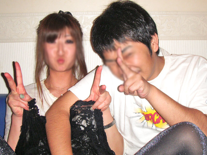 楽しそうに過ごす男女