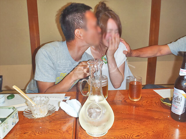 女性にキスする男性