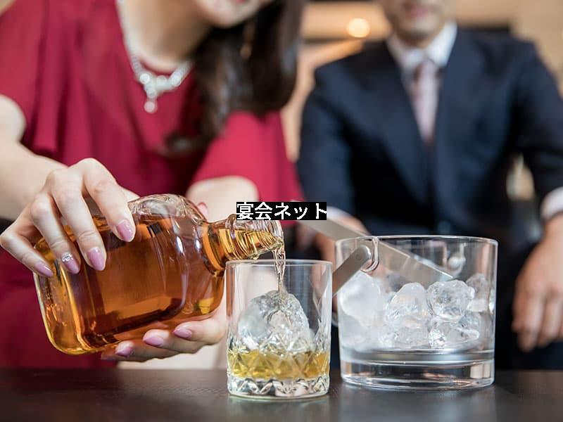 山代温泉キャバクラ　お酒を注いでいる様子