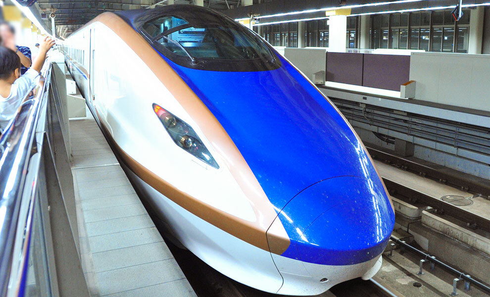 駅に到着した北陸新幹線の先頭