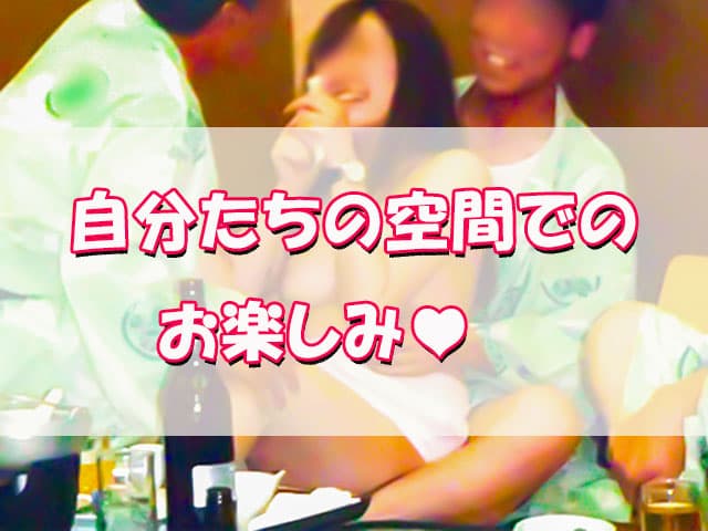 温泉旅館で笑顔で話し込むお客様とコンパニオン