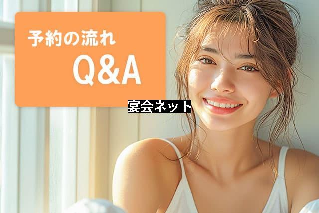 キャミソール姿の女性が微笑む