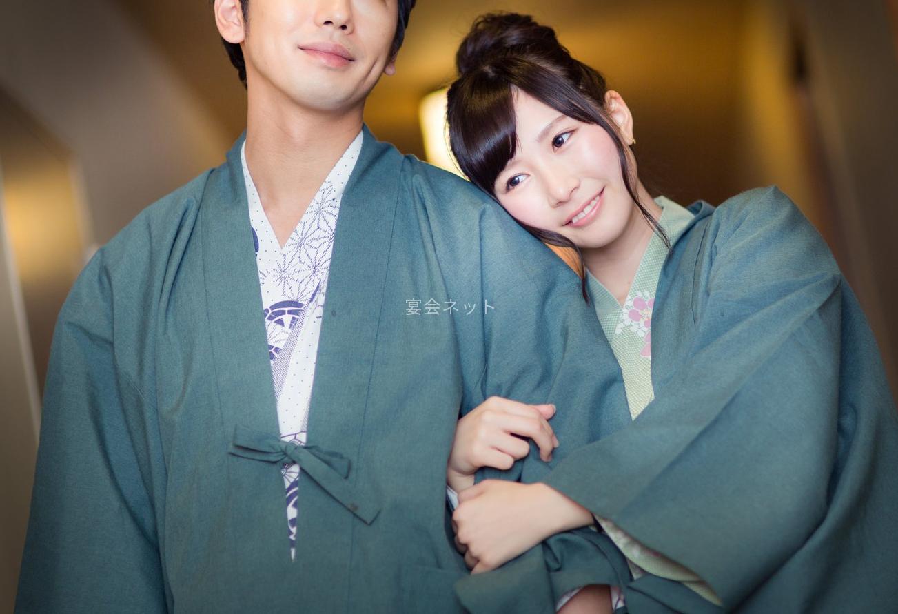 男性と腕を組む女性
