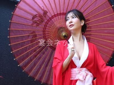 熱海温泉　離れの宿ほのか 赤い傘の持った襦袢を来たコンパニオン