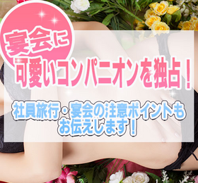 花畑の上に横たわる水着姿の女性
