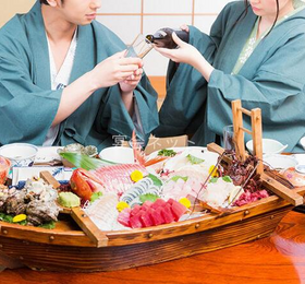 お酌をするピンクコンパニオン