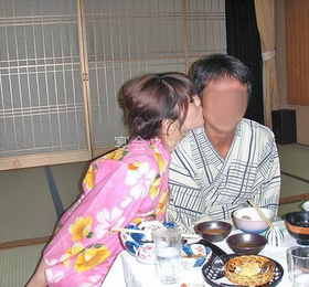 コンパニオンからのキス