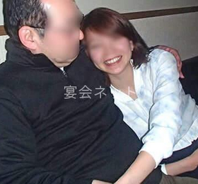 ノーマルコンパニオン宴会を会話を楽しむ男性