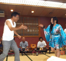 じゃんけんをする男女