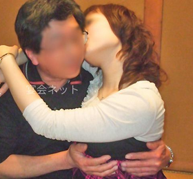 男性に寄り添う女性