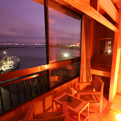 湖側の部屋からの景色(夜) - 雄琴荘