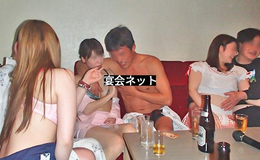 露出度の高い男女