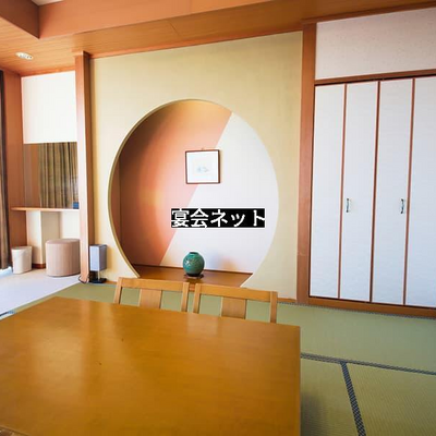 大きい机の和室