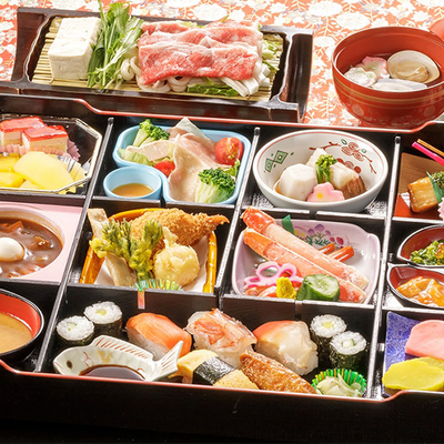 お重スタイルの会席料理 - 愛真館