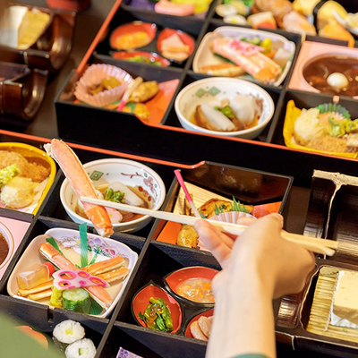 お重スタイルの会席料理 - 愛真館